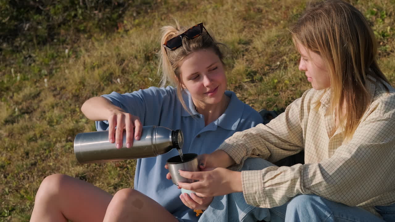 dos amigos disfrutando de una copa al aire libre