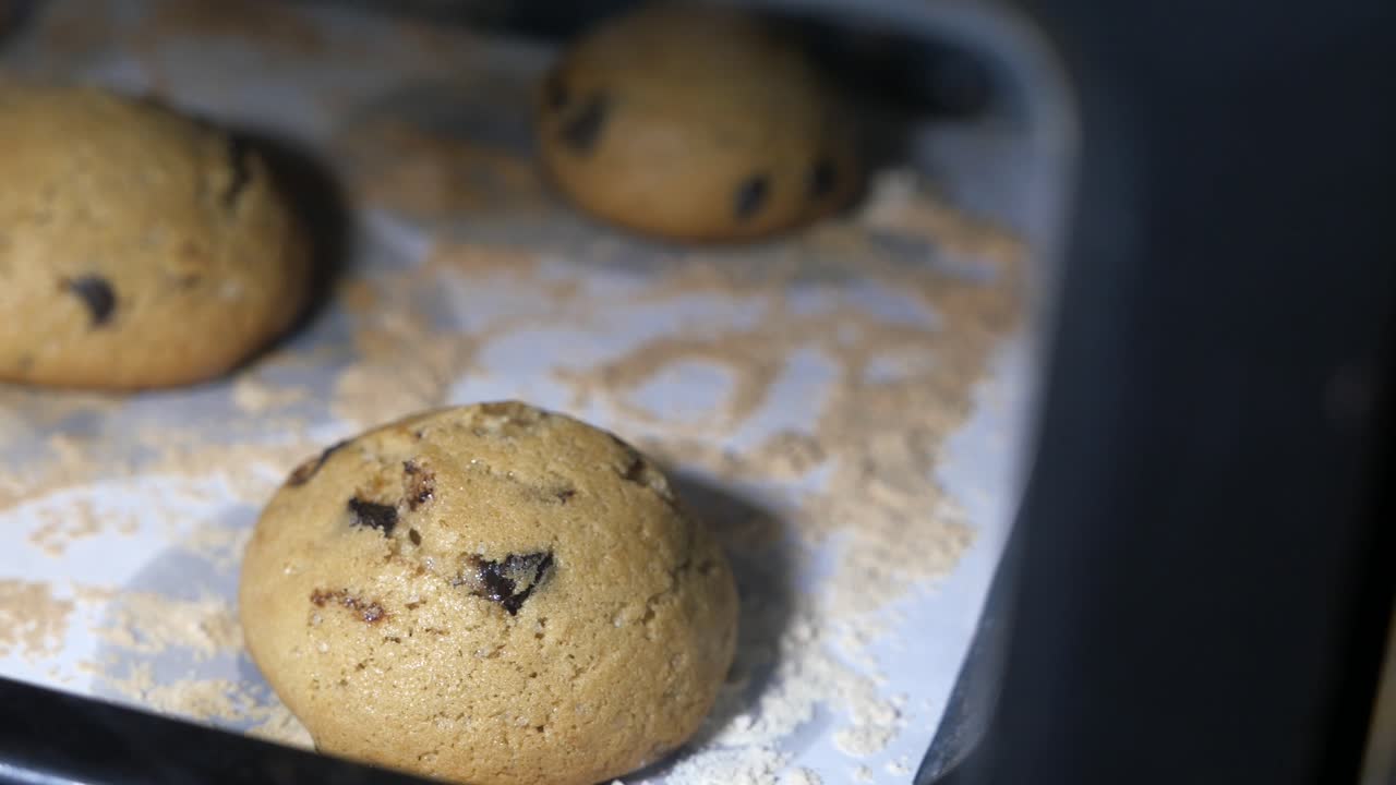 hornear galletas con trozos de chocolate en el horno