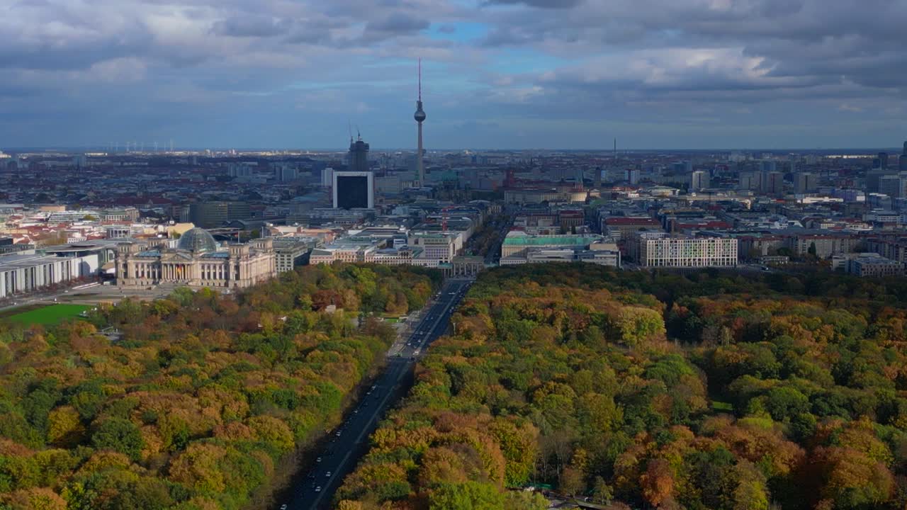 Berlins bybillede fra Tiergarten-parken til Rigsdagen, Brandenburger Tor og tv-tårnet. Utrolig luftfotografering, panoramaoversigt, drone, statisk stativ, svævende drone
