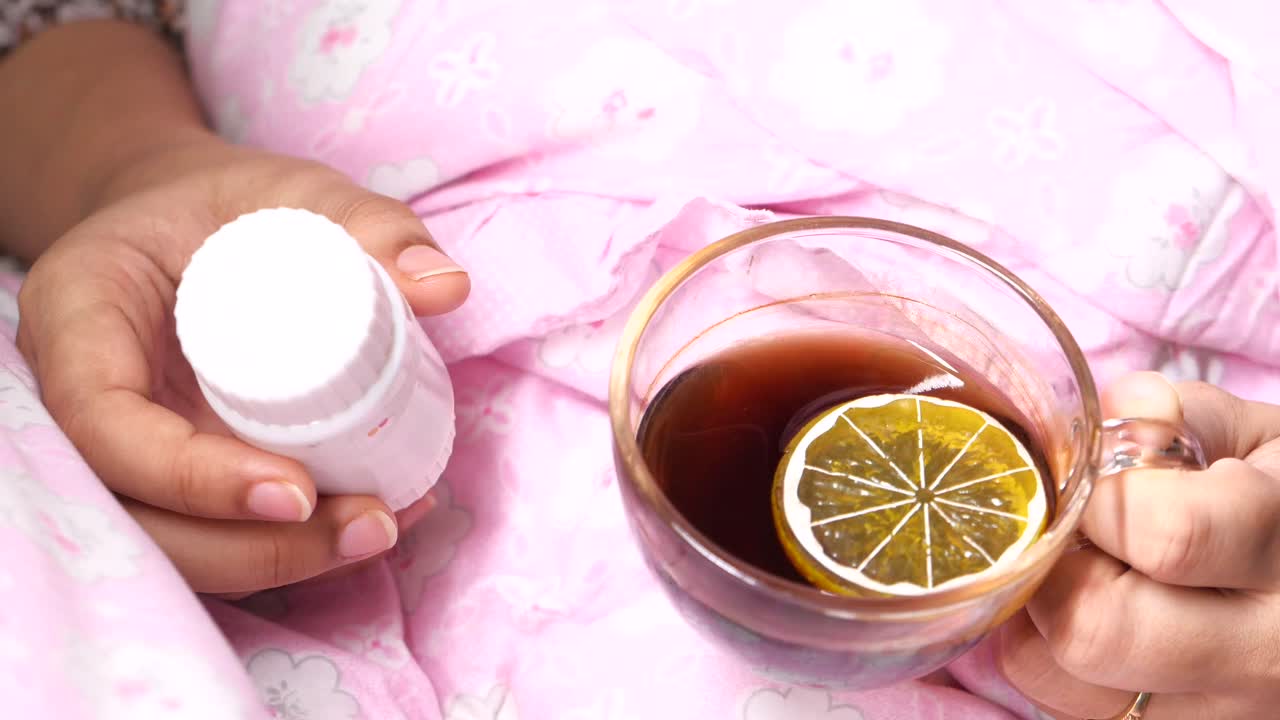 약과 차를 가진 아픈 사람