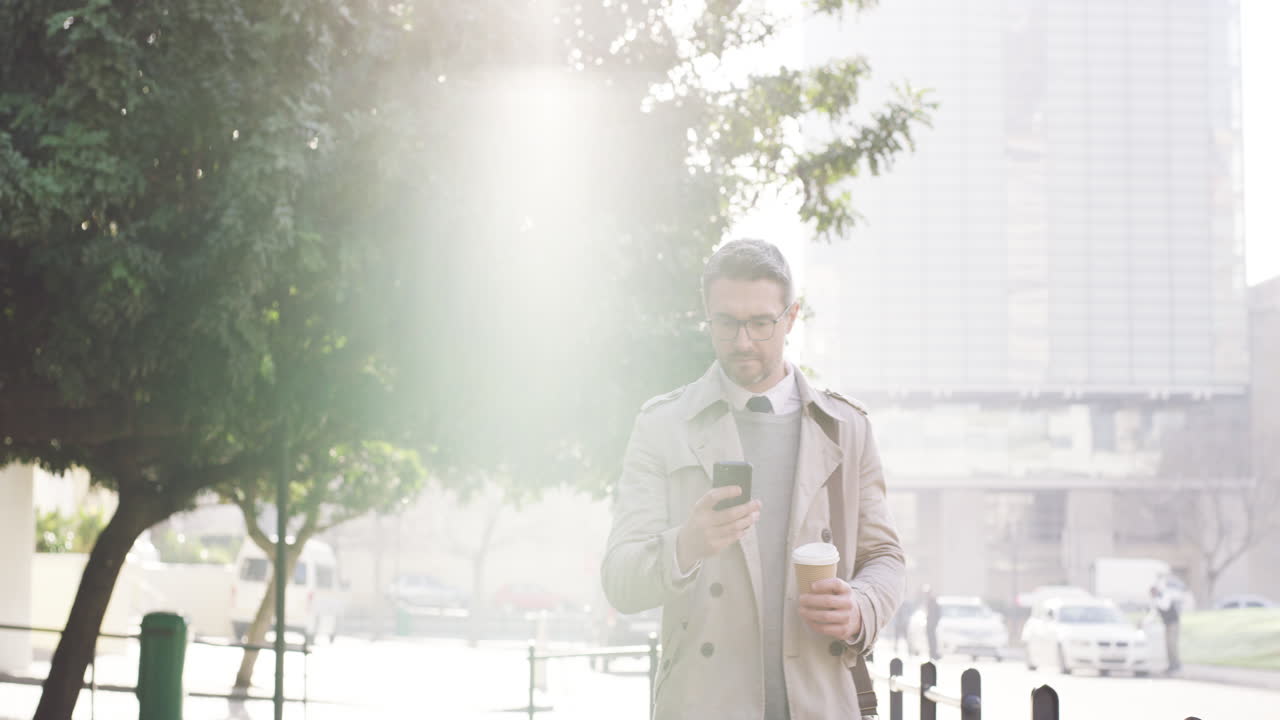 그가 가는 곳마다 연락을 취하고 있습니다.