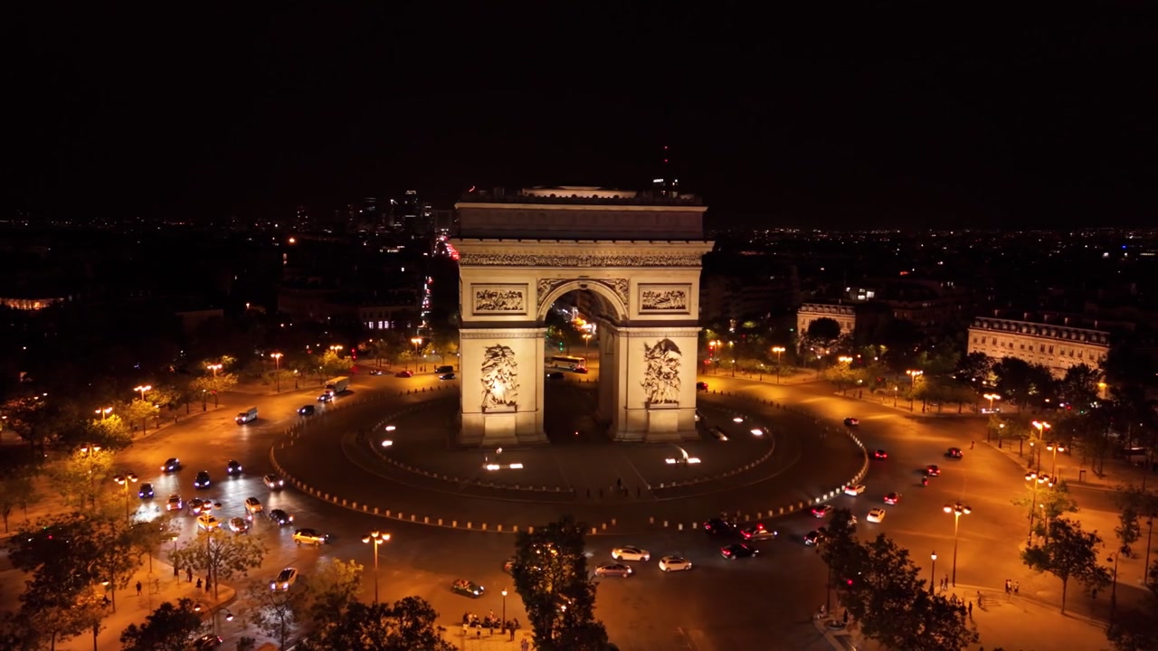Arc de Triomphe adalah gapura kemenangan ikonik abad ke-19 di Paris yang menghormati kemenangan militer Prancis, menampilkan pahatan relief yang rumit dan menaungi Makam Prajurit Tak Dikenal di bawahnya