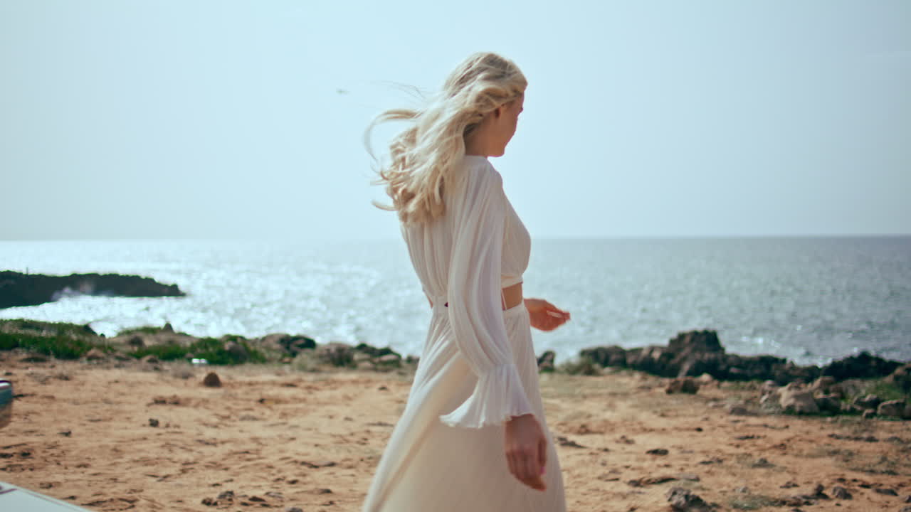 차를 타고 해안가를 여행하는 멋진 여성 여름 날. 해안가에서 는 소녀