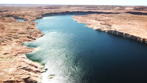 Toma-Aérea-De-Agua-Azul-Tranquila-En-El-Lago-Powell-En-Utah---Arizona,-Estados-Unidos