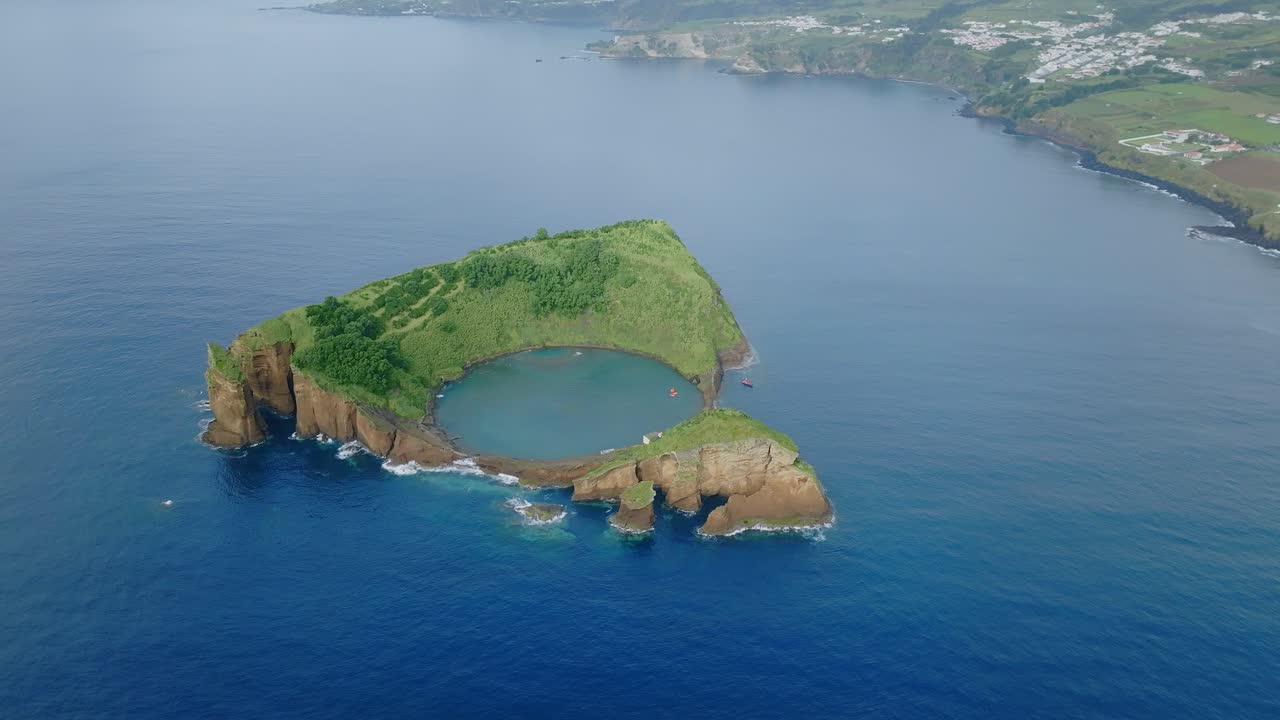 아조레스 산 미구엘 에 있는 작은 열대 섬 의 무인 항공기 사진