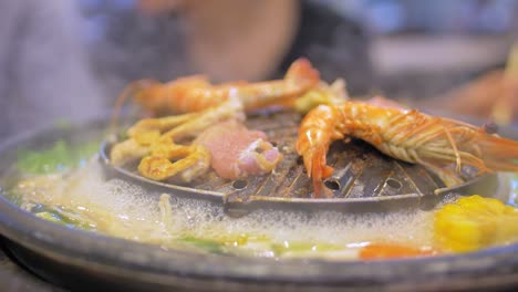 Koreanisches-Barbecue-Mit-Garnelen-Auf-Der-Oberseite