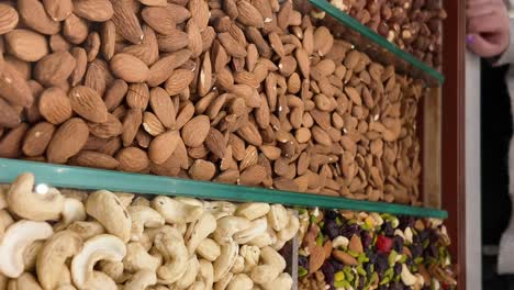 exhibición de nueces y frutas secas variadas