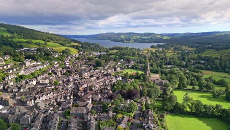 Aerial-footage-of-the-old-english-town-of-Ambleside-in-the-Lakedistrict,-Cumbria,-UK