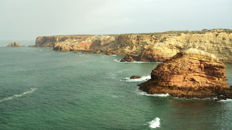 Hermosos-Acantilados-En-El-Sur-De-Portugal-Disparados-Al-Sol-De-La-Mañana