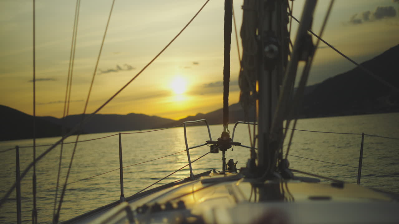Avventura a vela al tramonto