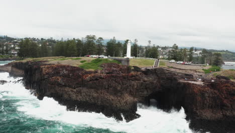 Luftdrohnenaufnahme-Des-Kiama-Blowhole-Und-Der-Landzunge-An-Einem-Stürmischen-Tag-An-Der-Südküste-Von-New-South-Wales,-Australien