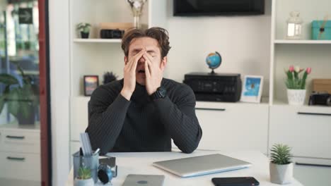 un retrato de un hombre muy cansado del trabajo