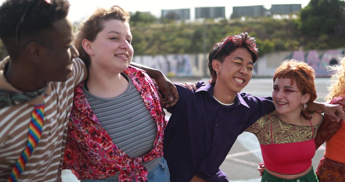 抱き合い笑い合う多様な若い友人たち