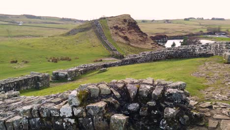 muro de adriano muro romano en la cantera cawfields, haltwhistle, hexham, northumberland, inglaterra