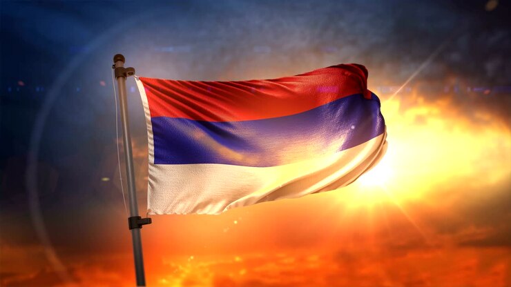 Republika Srpska Flagge im Gegenlicht bei wunderschönem Sonnenaufgang Schleife Zeitlupe 4K