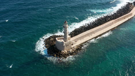 Puerto-Veneciano-Y-Faro-En-El-Antiguo-Puerto-De-Chania,-Creta,-Grecia---Toma-Aérea-De-Drones