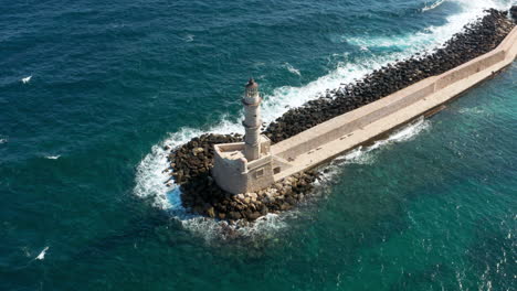 puerto veneciano y faro en el antiguo puerto de chania, creta, grecia - toma aérea de drones