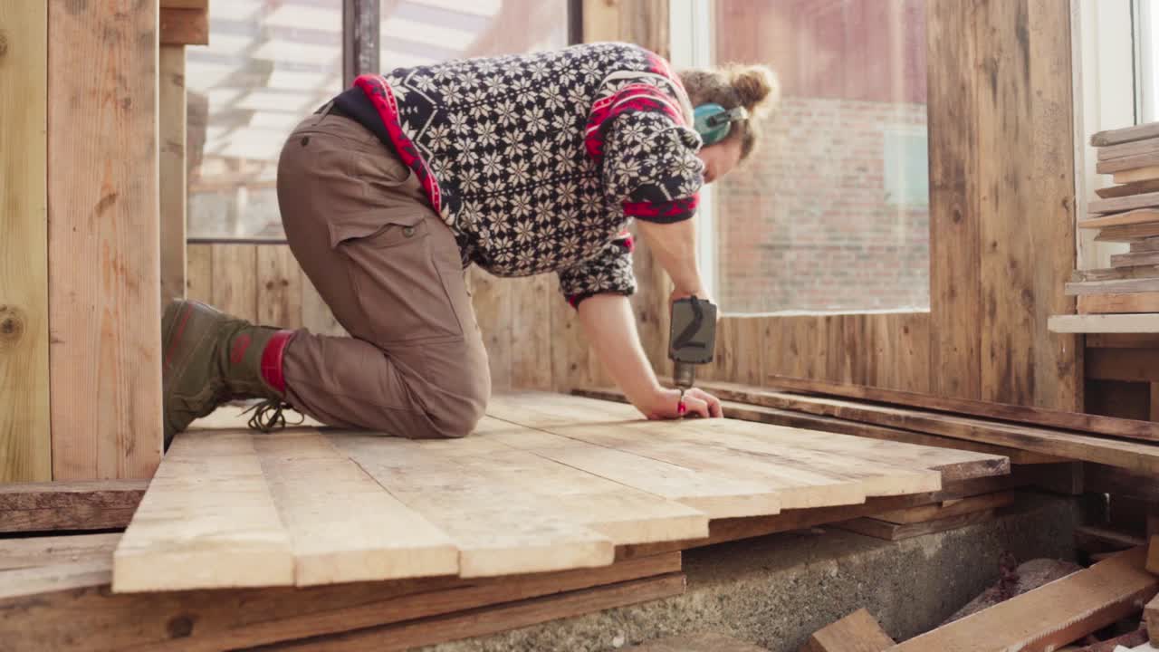 hombre construyendo invernadero diy - lapso de tiempo