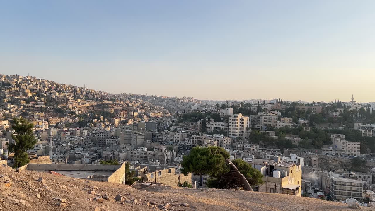 vista desde la ciudadela de ammán en jordania con vistas al centro de ammán y la bandera jordana