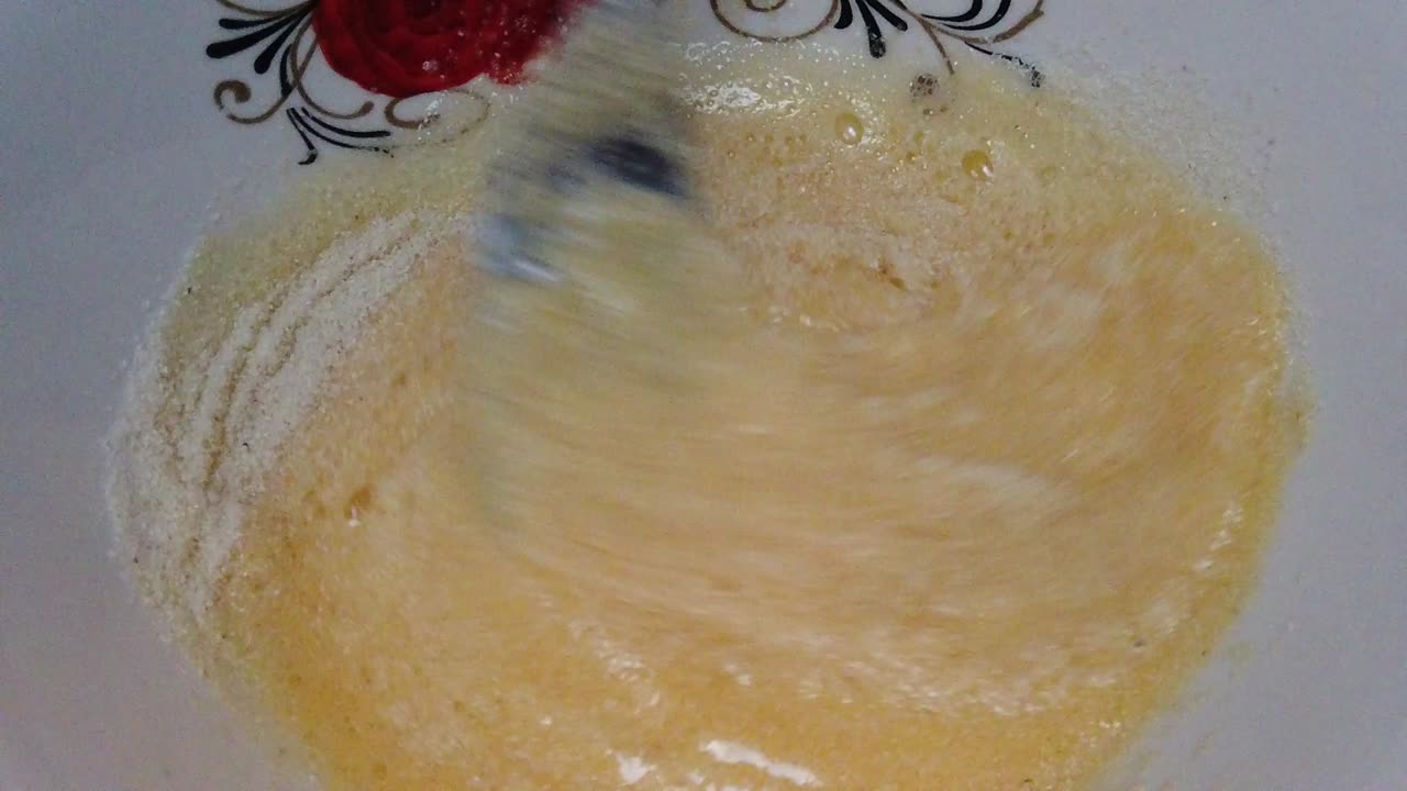 mezclar ingredientes en un recipiente con un tenedor de cerca a cámara lenta