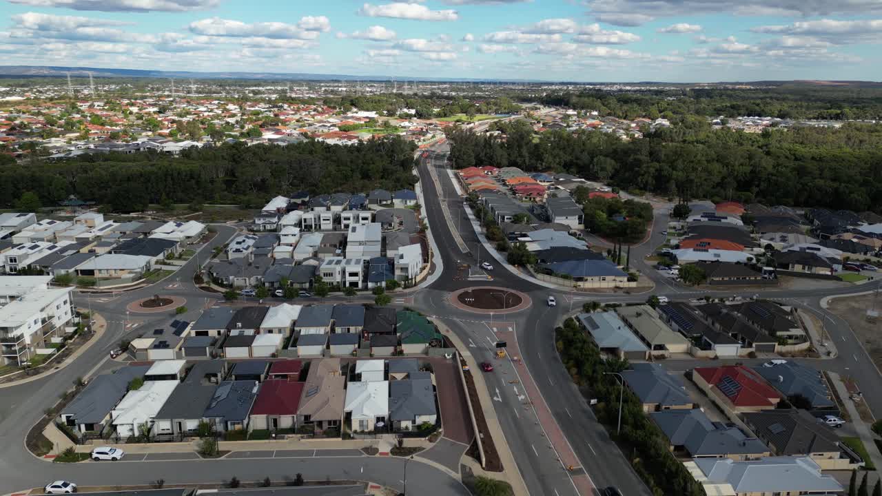 volando sobre el área residencial del éxito en los suburbios de la ciudad de perth, australia occidental