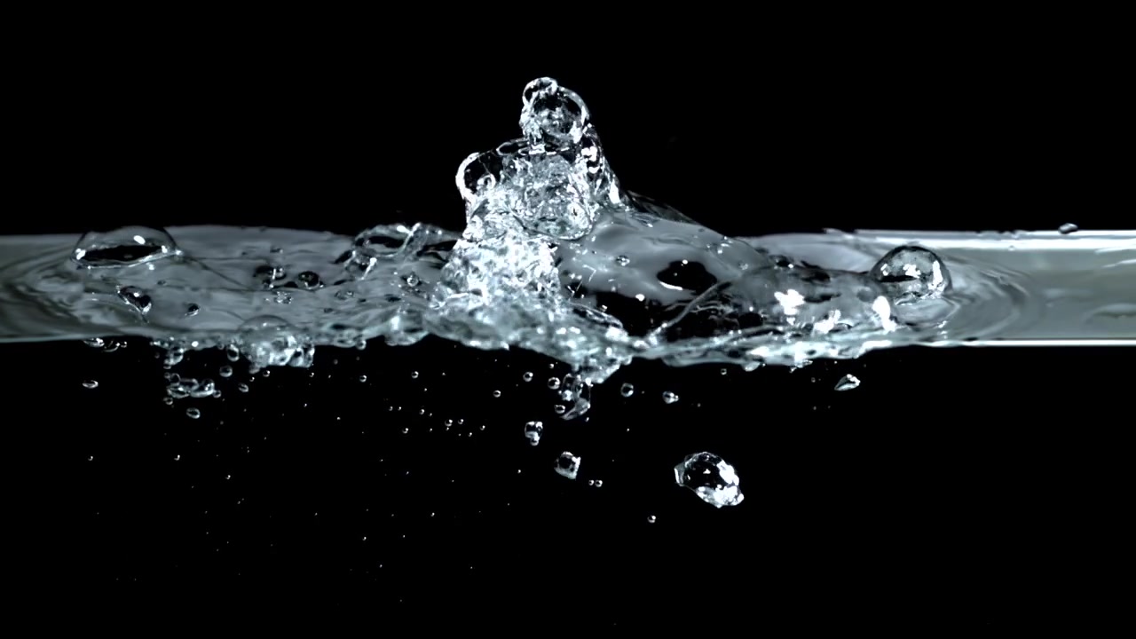 Bolle d'acqua al rallentatore che salgono e schizzano su sfondo nero