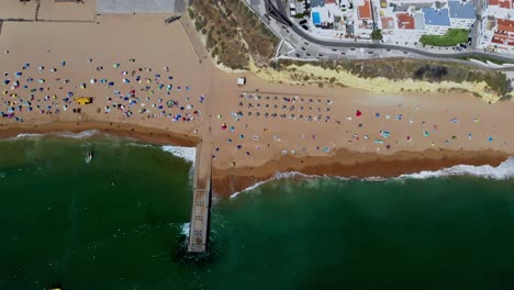 Drohnenaufnahme-Eines-Großen-Strandes,-Der-Sich-Verdreht