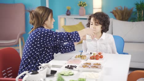 Mientras-La-Linda-Madre-Y-El-Niño-Curioso-Desayunan,-El-Niño-Le-Hace-Preguntas-Interesantes-A-Su-Madre.