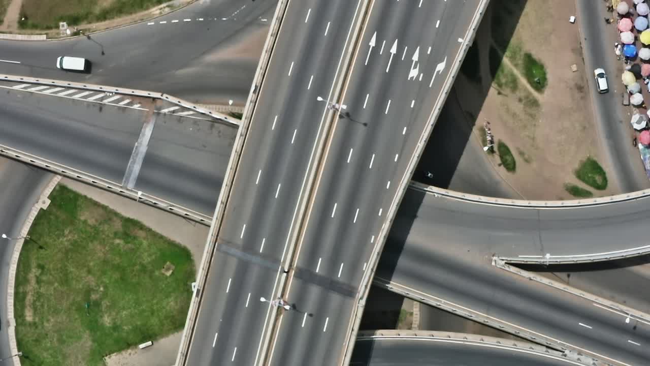 Traffico sulle strade di Accra, in Ghana, durante il giorno