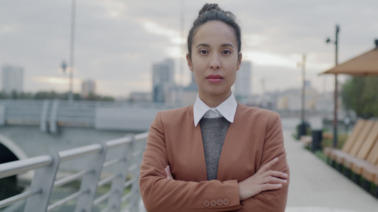 도시 풍경에서 자신감 넘치는 사업가