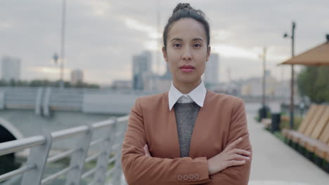 mujer de negocios confiada en el paisaje urbano