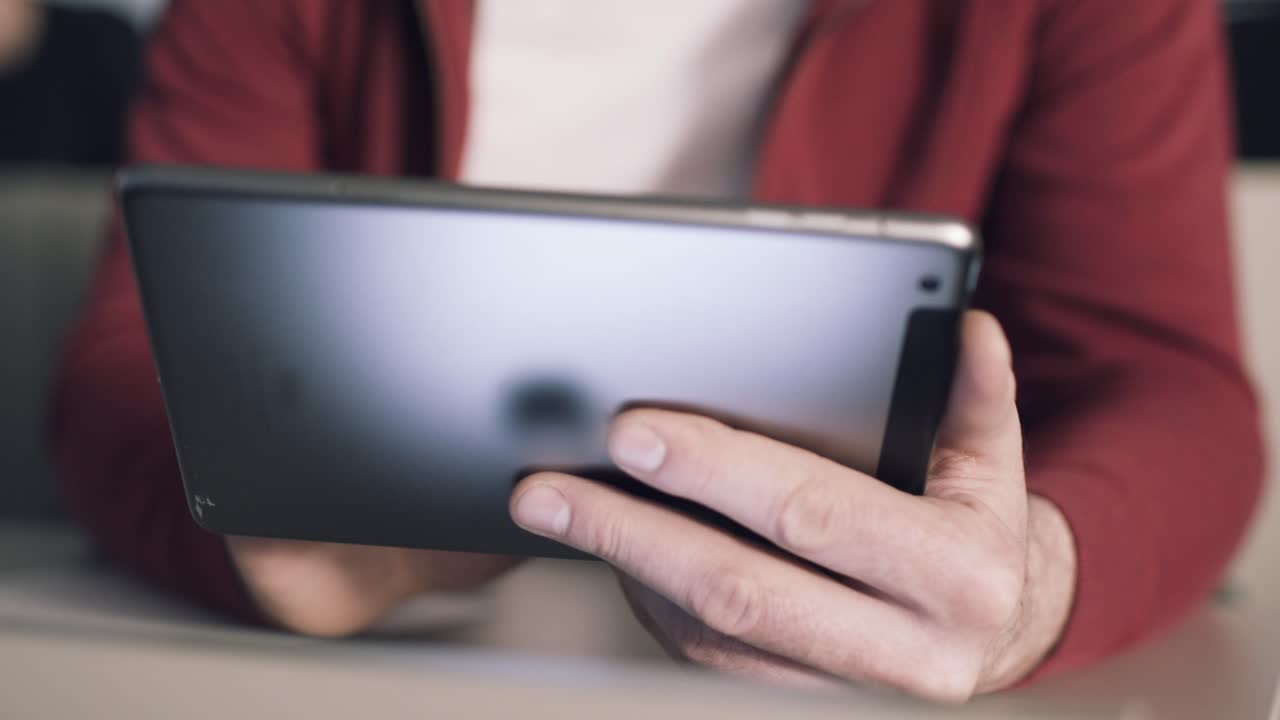 교실에서 태블릿을 사용하는 학생