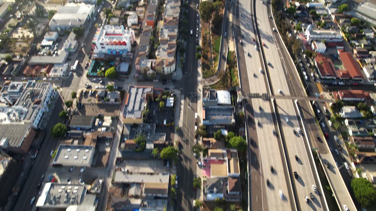 Drone che vola verso nord alle 18:00 con la telecamera rivolta verso il basso e che si inclina verso l'alto per rivelare una vista più ravvicinata dello skyline del centro di San Diego.