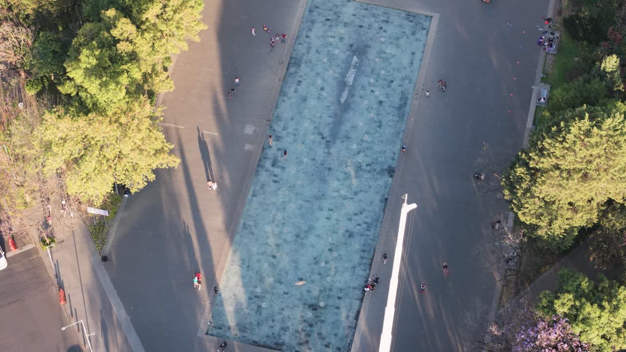 Person enjoying themselves in a water feature at a park in CDMX