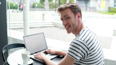 Estudiante-Feliz-Tomando-Café-Y-Escribiendo-En-La-Computadora-Portátil