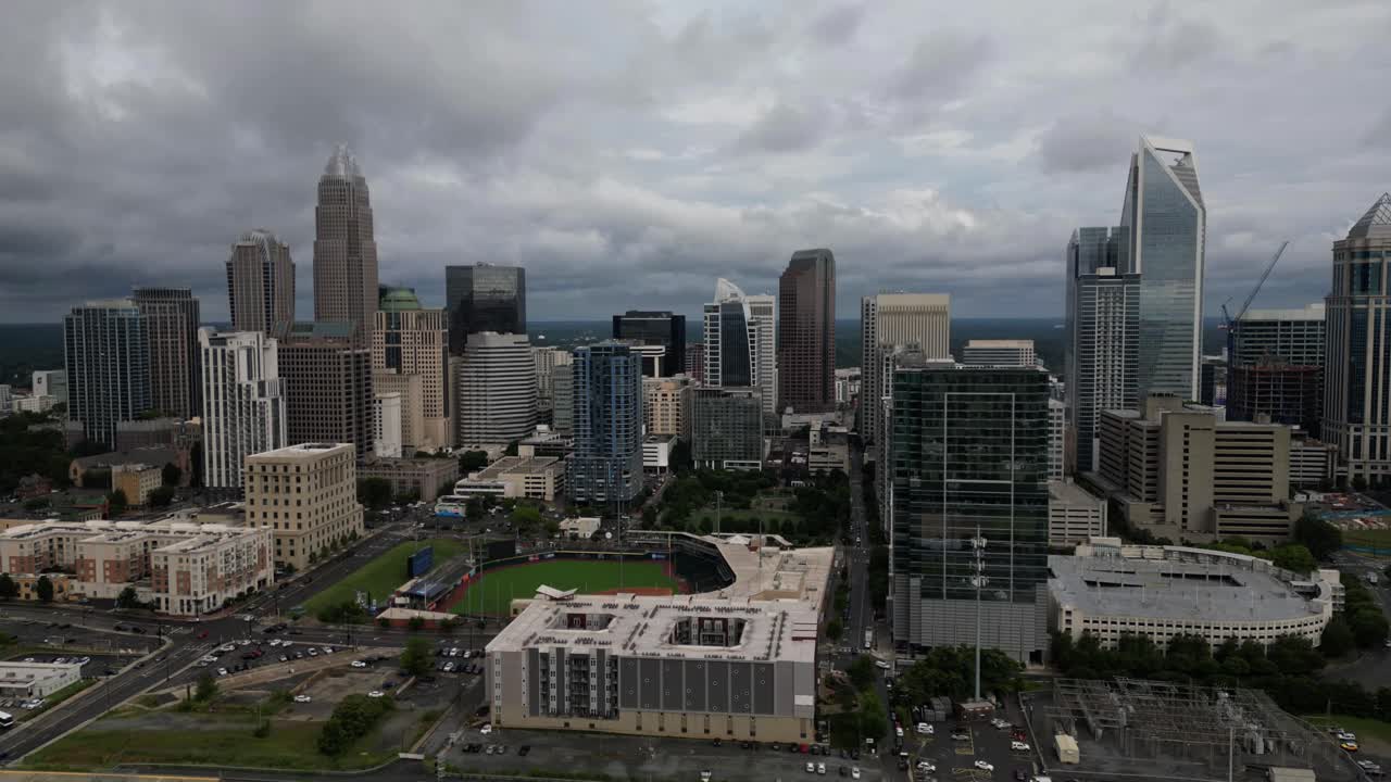 4k에서 건물 위에 떠다니는 구름과 함께 샤를로트 스카이라인의 드론 하이퍼  ⁇ 스