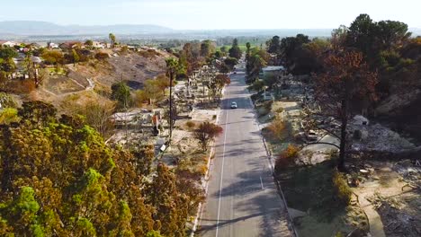 Antenne-über-Die-Gesamte-Straße-Von-Häusern-In-Hanglage,-Die-In-Ventura-Kalifornien-Nach-Dem-Lauffeuer-Von-Thomas-Im-Jahr-2017-Durch-Feuer-Zerstört-Wurden