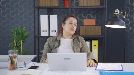 뜨거운 날씨와 습한 날씨에 지쳐있는 사업가.
