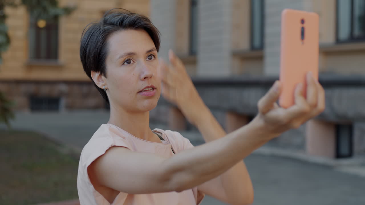 야외에서 비디오 통화를 하는 여자