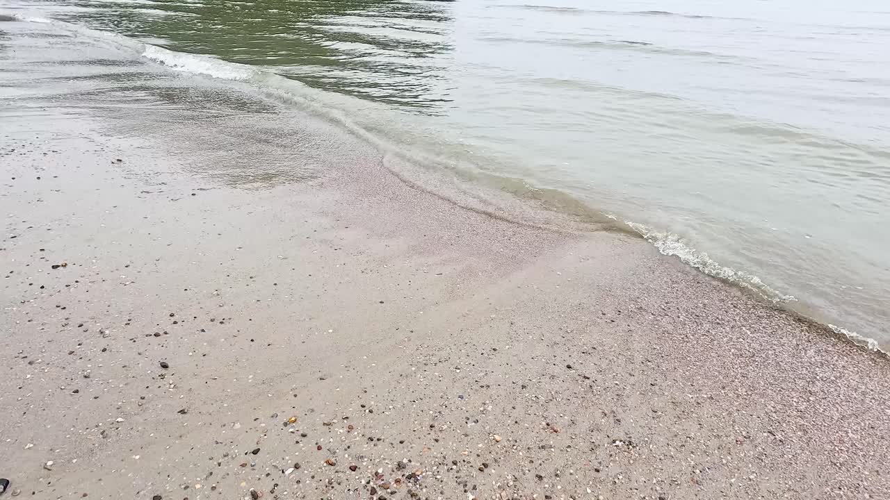 파도가 부드럽게 모래 해변을 고