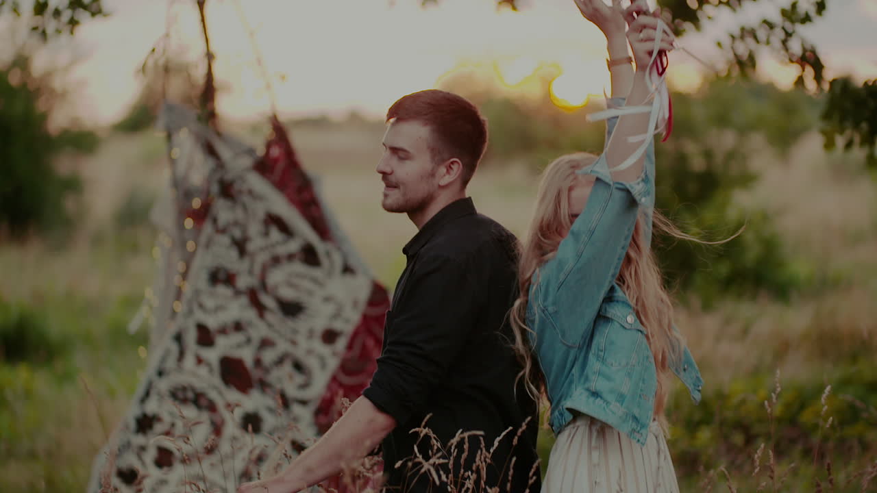 pareja enérgica bailando al aire libre al atardecer 1