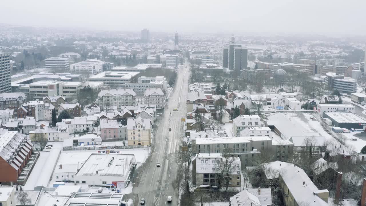 폭설 속에서 겨울 동안 학생 도시 괴팅겐의 드론 공중 전망