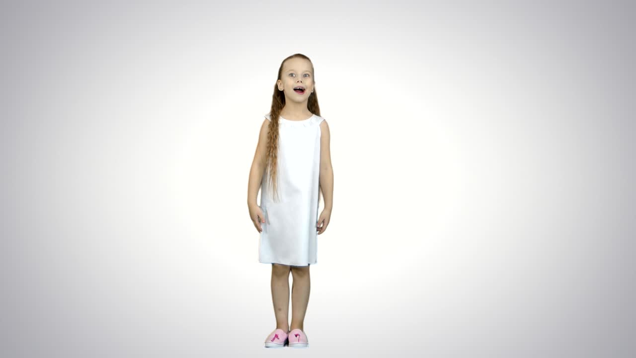 una joven está vestida con un hermoso vestido y zapatos blancos cantando una canción sobre un fondo blanco