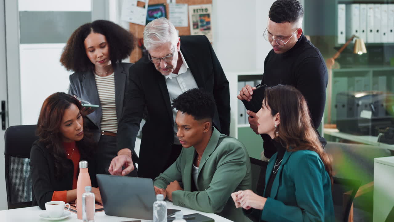 다양한 비즈니스 팀이 현대적인 사무실에서 회의를 하고 있습니다.