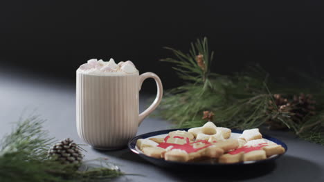 video di biscotti di natale, tazza di cioccolato e spazio di copia su sfondo nero