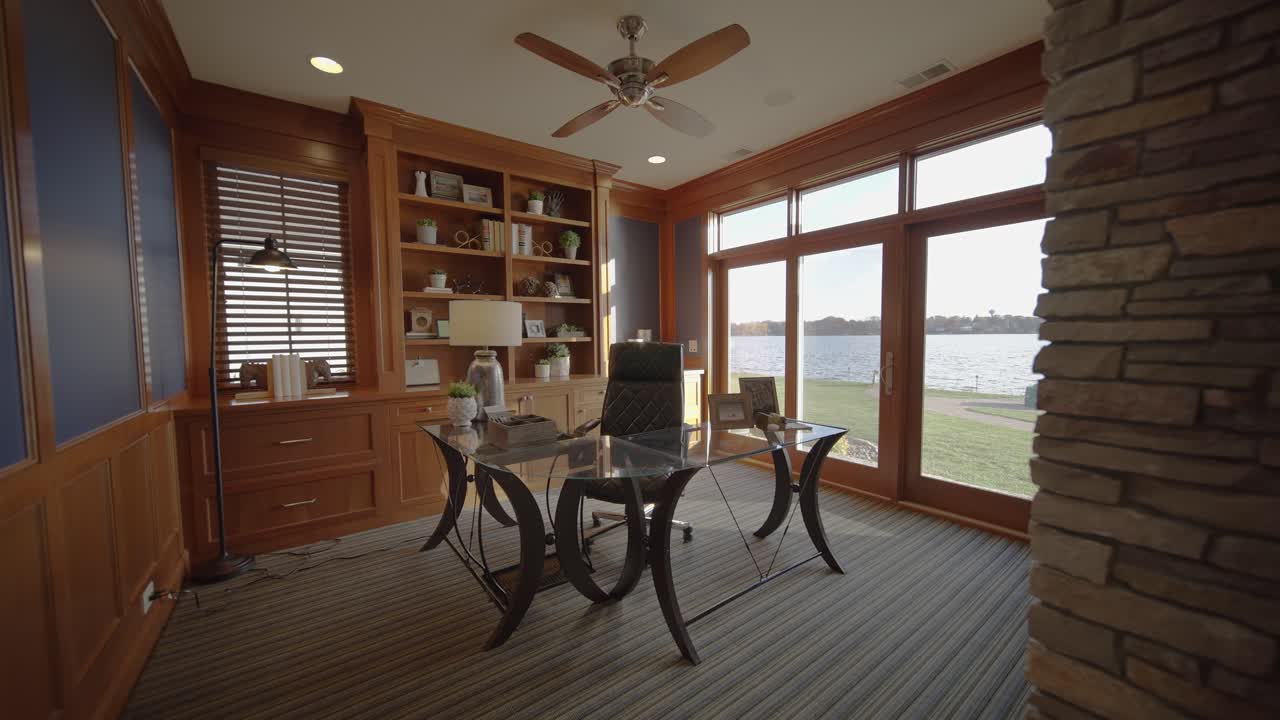 современный и роскошный домашний офис внутри роскошного дома на озере