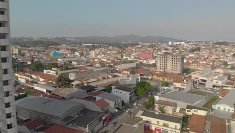 imágenes aéreas de 4k de vuelo de drones sobre suzano