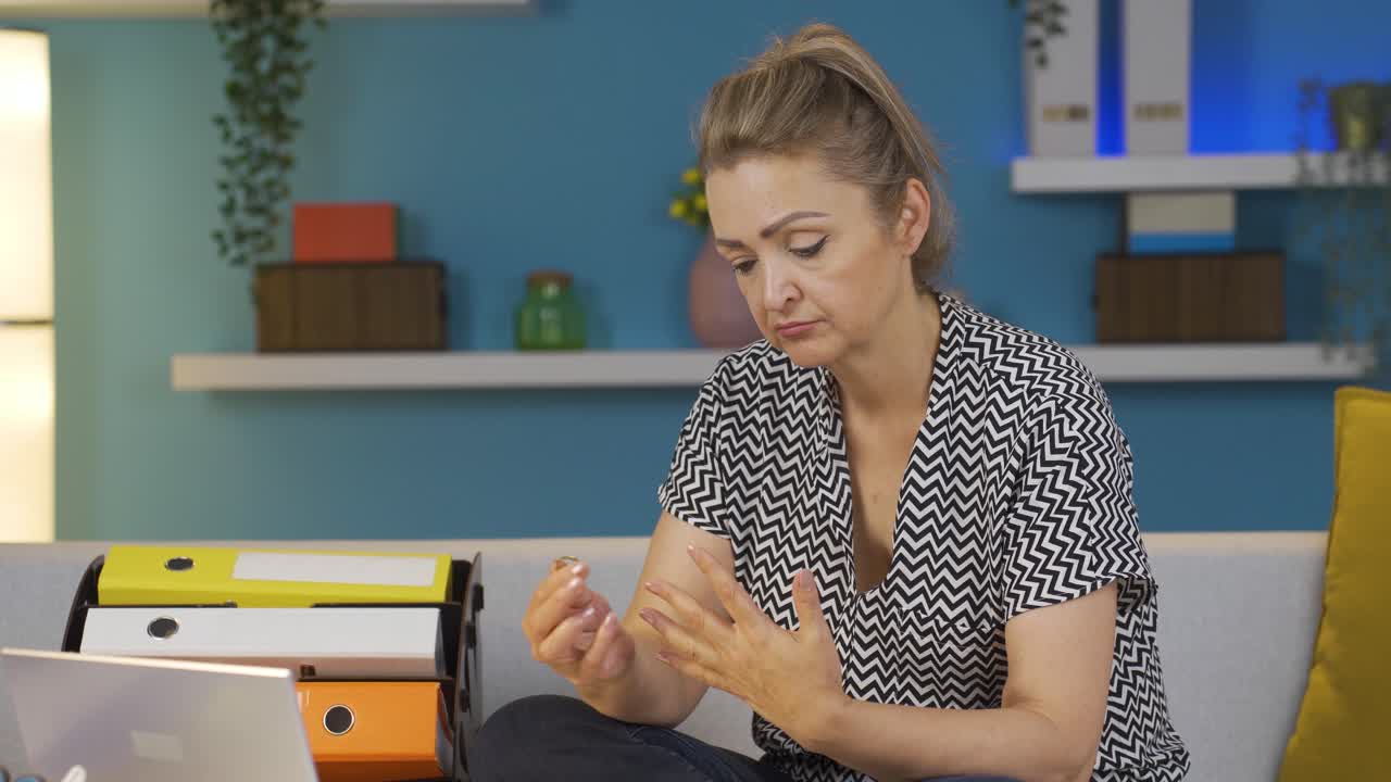 mujer trabajadora de oficina en casa pensando en problemas de la vida privada.