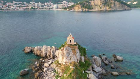 Heilige-Sonntagskirche,-Montenegro,-Luftpanorama,-Goldene-Stunde