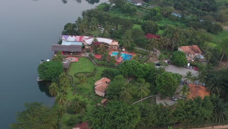 Hotel-Cerca-Del-Río-Del-Cuerpo-De-Agua